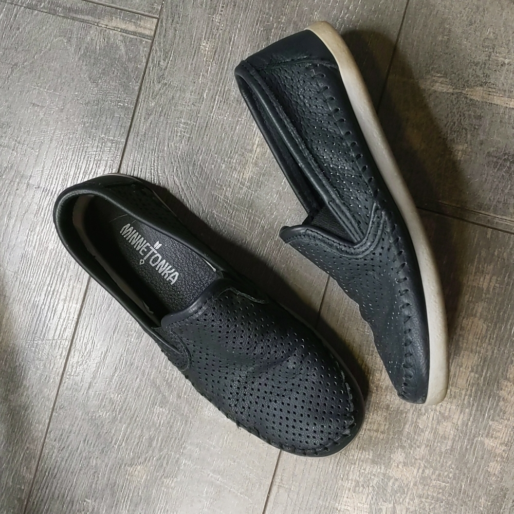 Minnetonka Black Leather Pacific Slip-on Loafers BX54